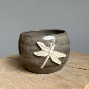 Klippevinge, kop i grå ler med hvid guldsmed