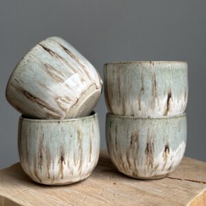 Morgendis kopper i lys stentøj