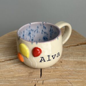 børnekop med balloner og navn