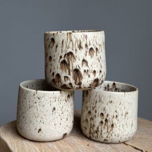 Tøbrud - satinglat kop med brune pletter som jorden der bliver synlig under tøbrud