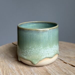 Kop med Engvår glasur der falder tykt langs den nederste kan. En sanselig oplevelse for hænderne.