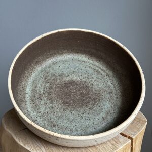 Mellem skål i glasuren jordnær