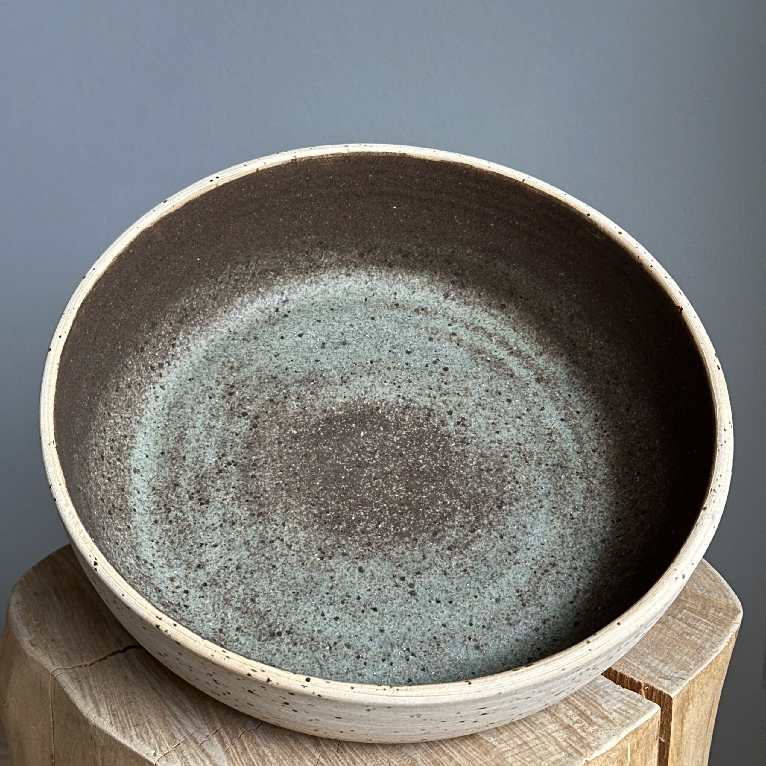 Mellem skål i glasuren jordnær