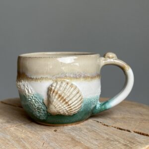 havbrise - keramikkrus med skumglasur og muslinger