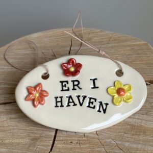 Er i haven - skilt med påsatte blomster