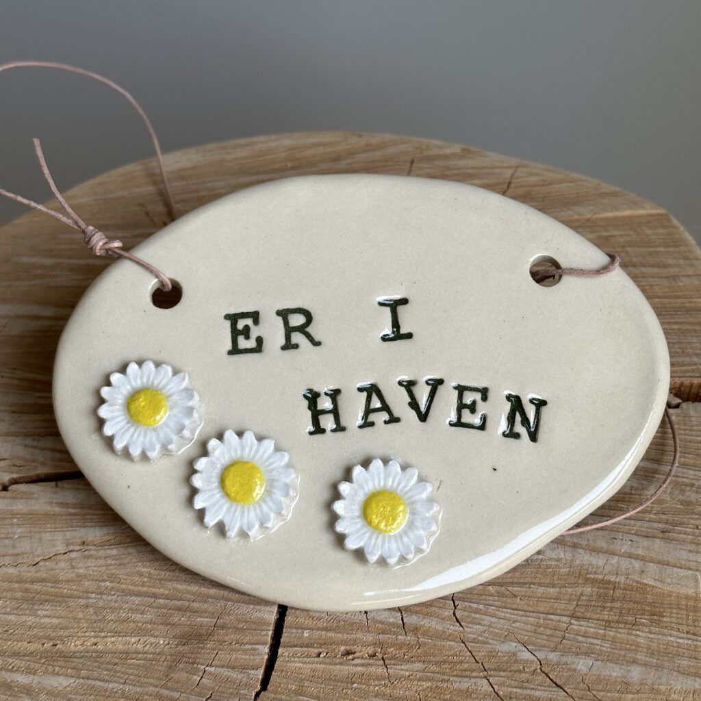 er i haven - skilt med blomster