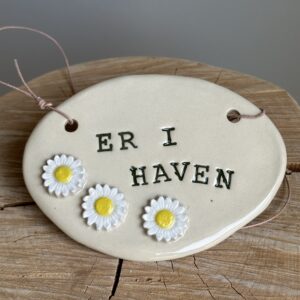 er i haven - skilt med blomster