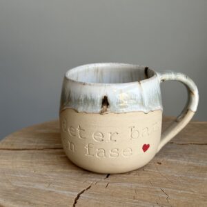 det er bare en fase, tekstkrus med hank og morgendis glasur