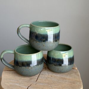 søbred, krus med hank i blå-grønne farver