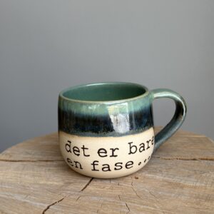 "det er bare en fase" tekstkrus med hank og blågrønne farver