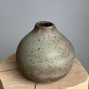 vase med jordnære farver