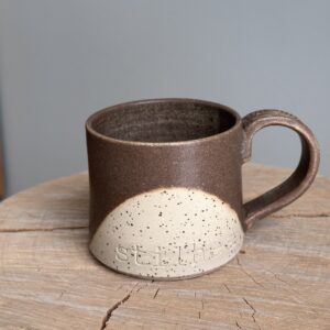 Krus med præget hank og teksten stilhed