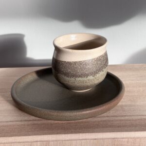 Kop og tallerken sæt i jordnære farver