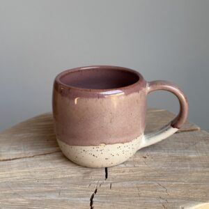 krus med hank i stemningsfuld aftenrød glasur