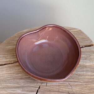 Hjerteformet keramikskål i rødlig glasur