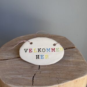 VELKOMMEN HER